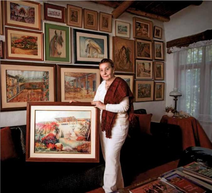 Nació en Chile pero es peruana de corazón y molinense por convicción. Sus dibujos y pinturas retratan una época y una arquitectura que se fueron para no volver. La tradición vive en sus pinceles y la identidad de La Molina le debe mucho. 